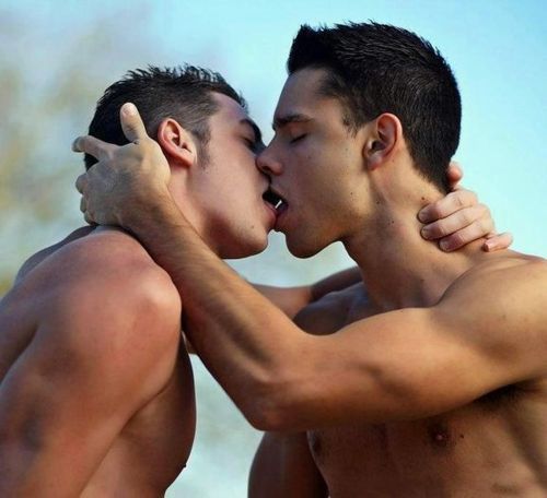 sexy naked men kissing