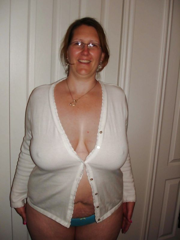 mature milf bra cleavage nips
