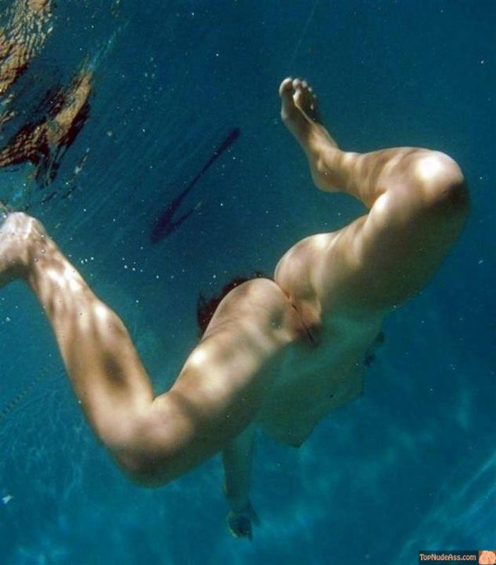 sexy nude women underwater