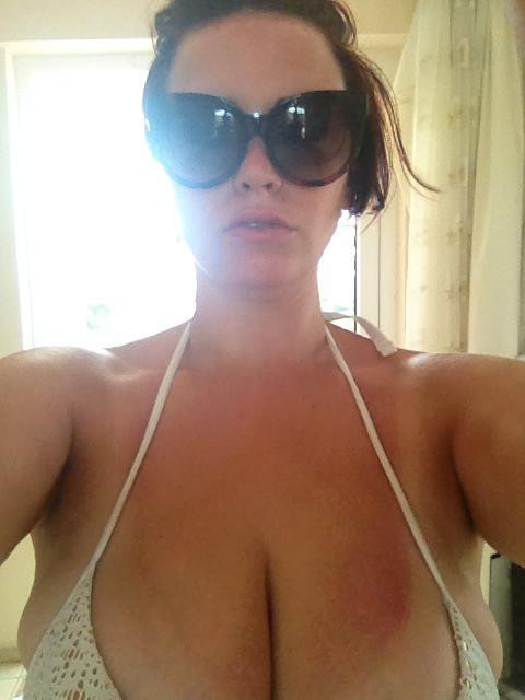 gorgeous big tits bra cleavage