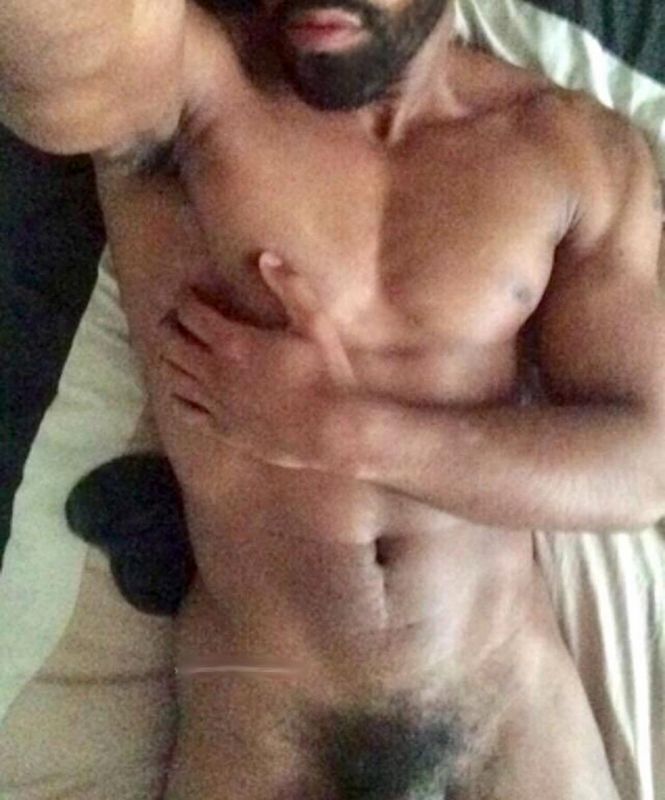 gay guy nude selfie