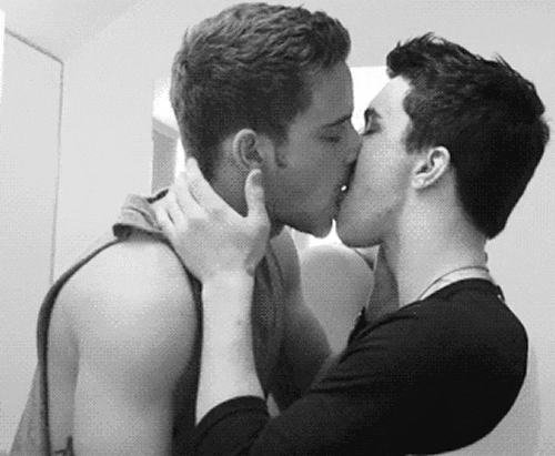 naked gay guys kissing