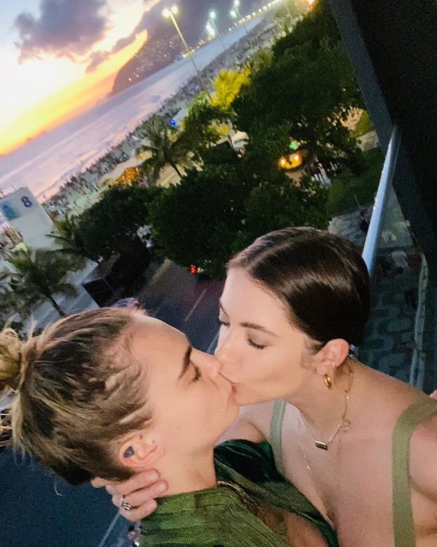 selena gomez kissing demi lovato