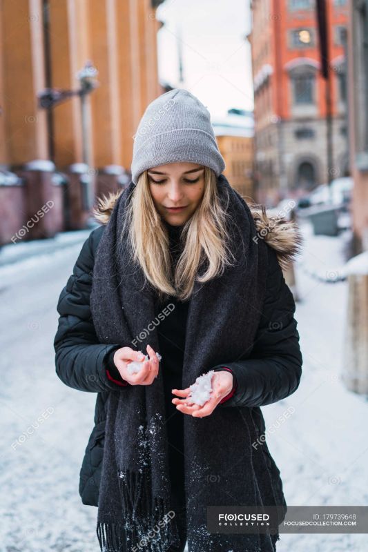 women snow vaping