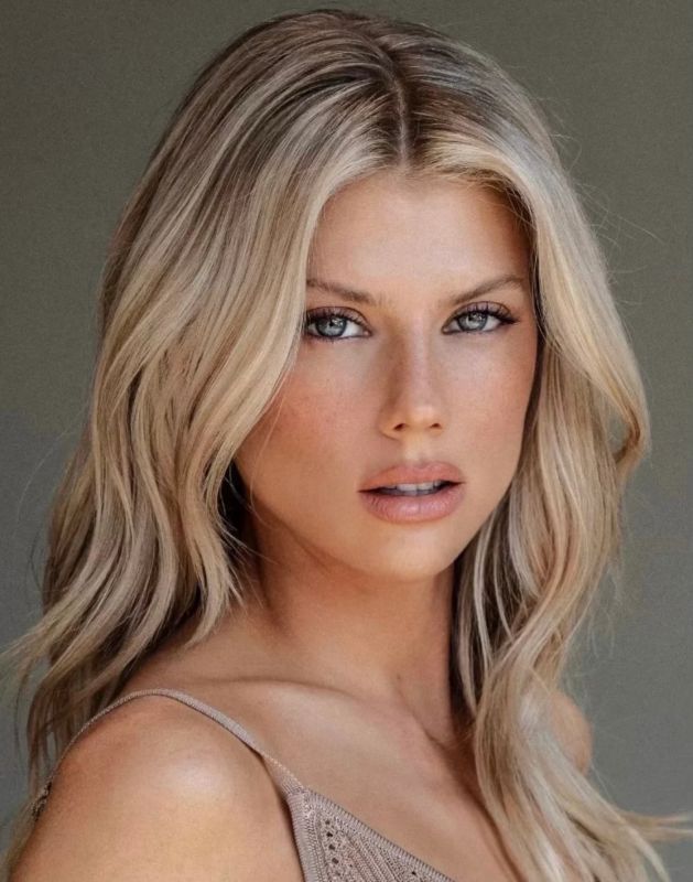 charlotte mckinney eyes