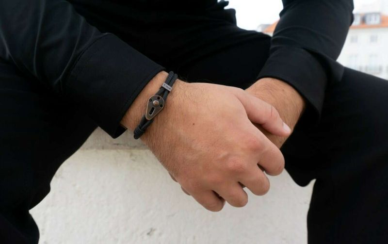 famous men wearing bracelets
