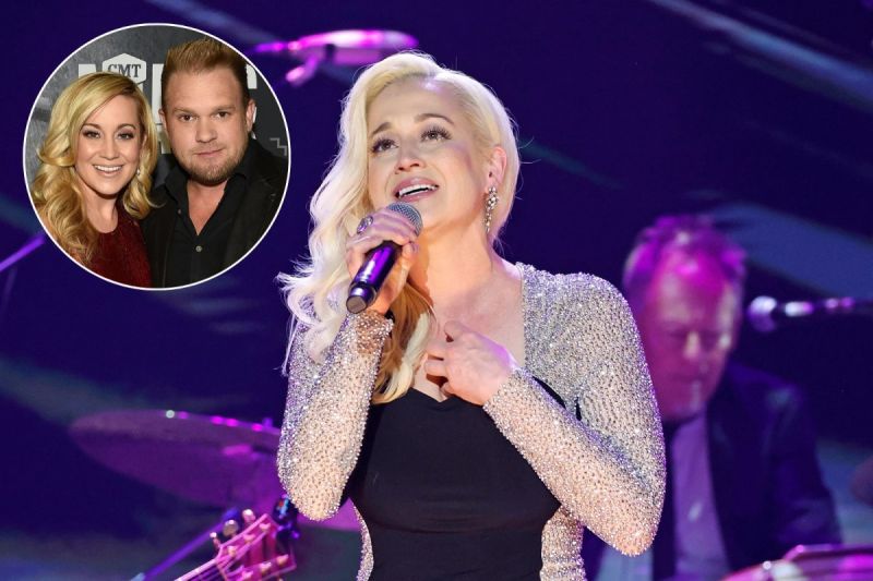 kellie pickler sitting