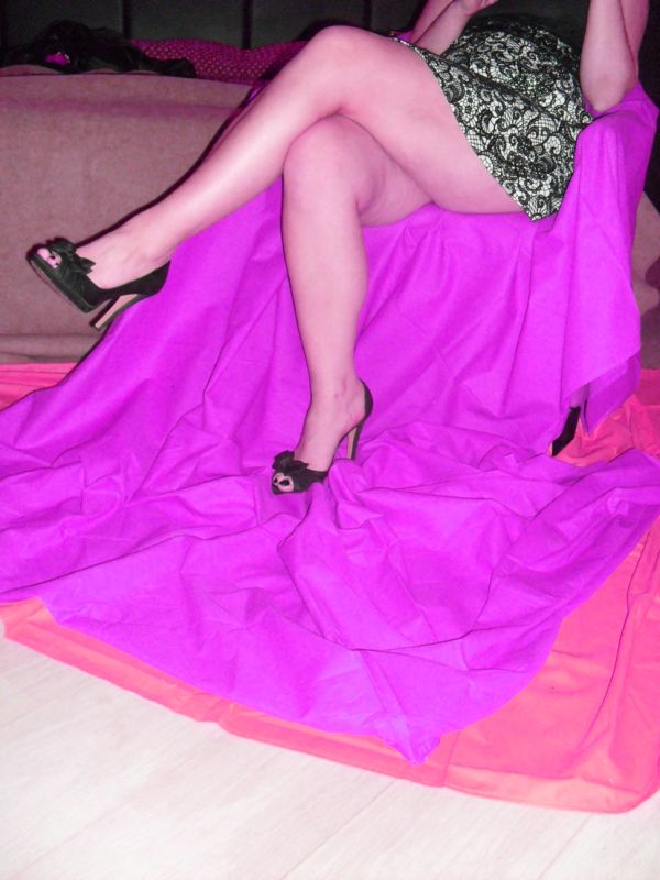 crossed legs fashion figure