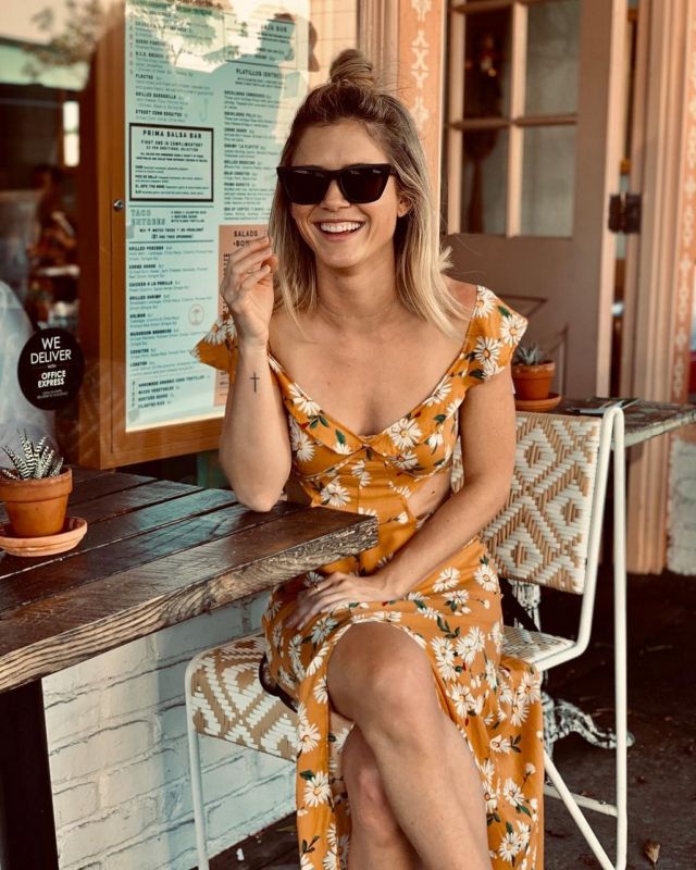 anna marie dobbs legs and feet