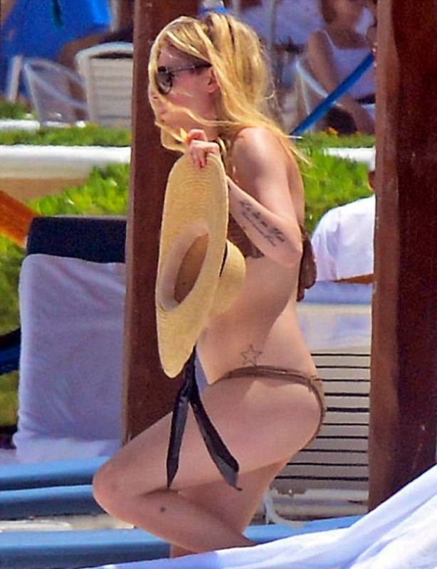 avril lavigne cabos beach