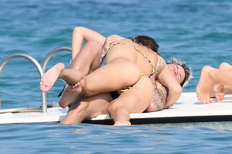 bella thorne photo gallery bikini