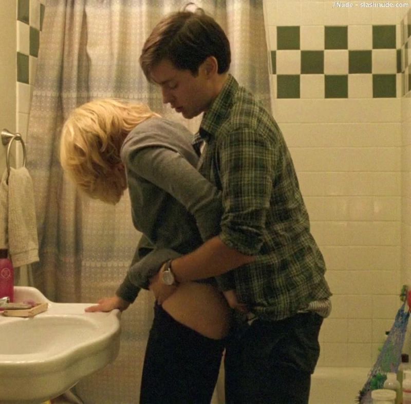 elizabeth banks in leather pants