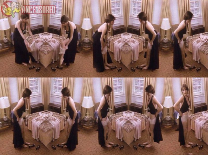 jacqueline bisset bed