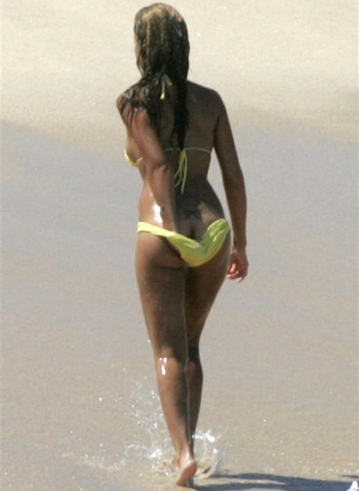 jessica alba gets water to face
