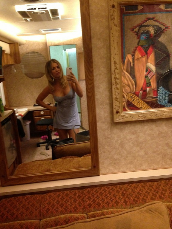 kaley cuoco bikini hands