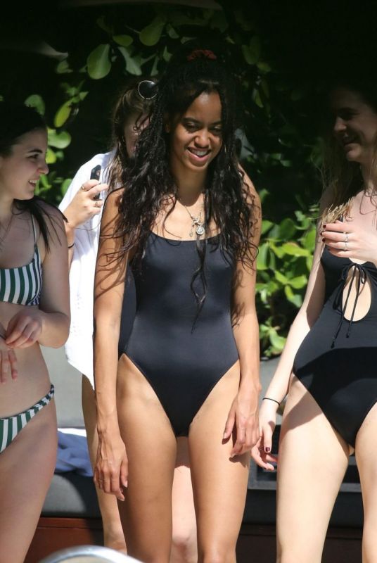 malia obama plaid outfit