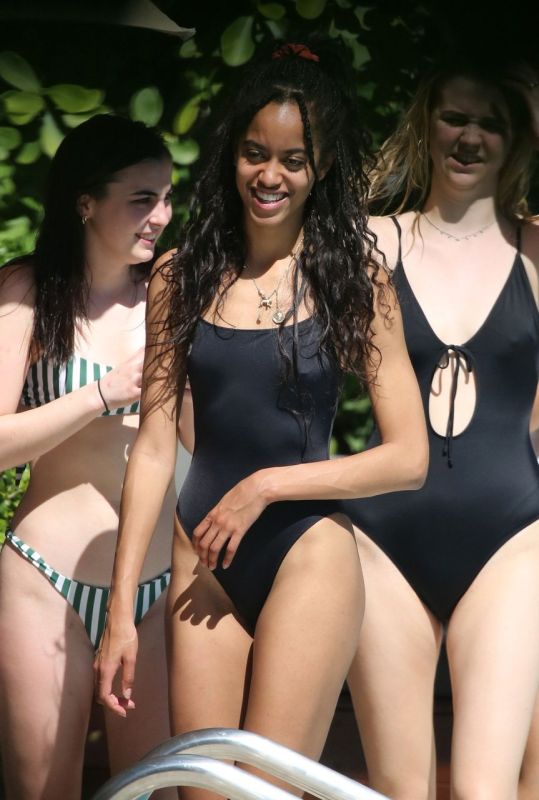 malia obama spandex college