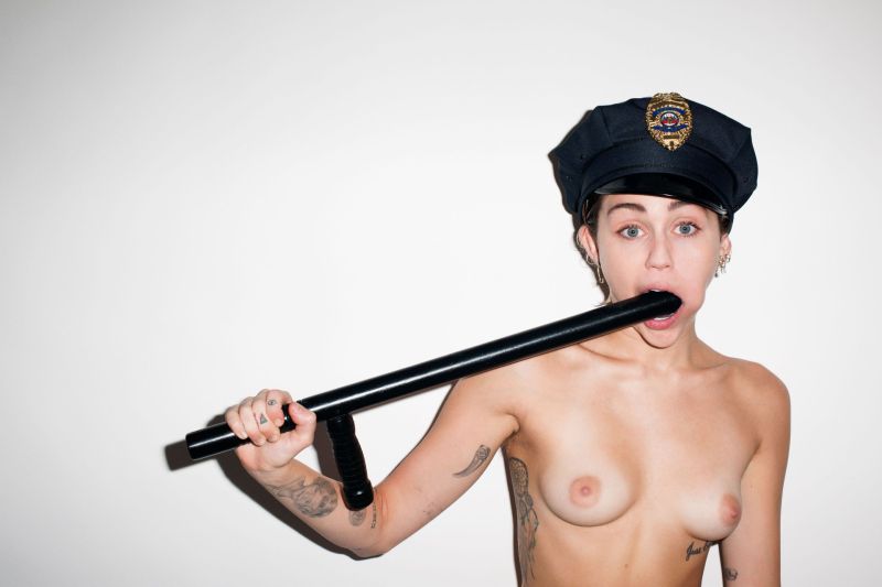 miley cyrus kissy face