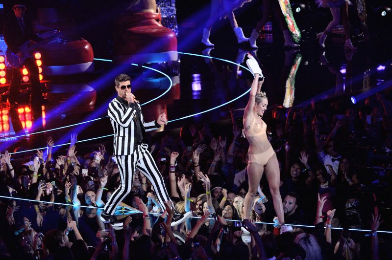 miley cyrus kissy face