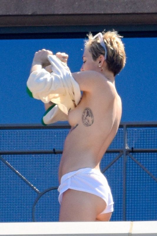 miley cyrus bikini off