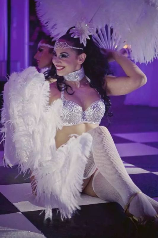 burlesque the play