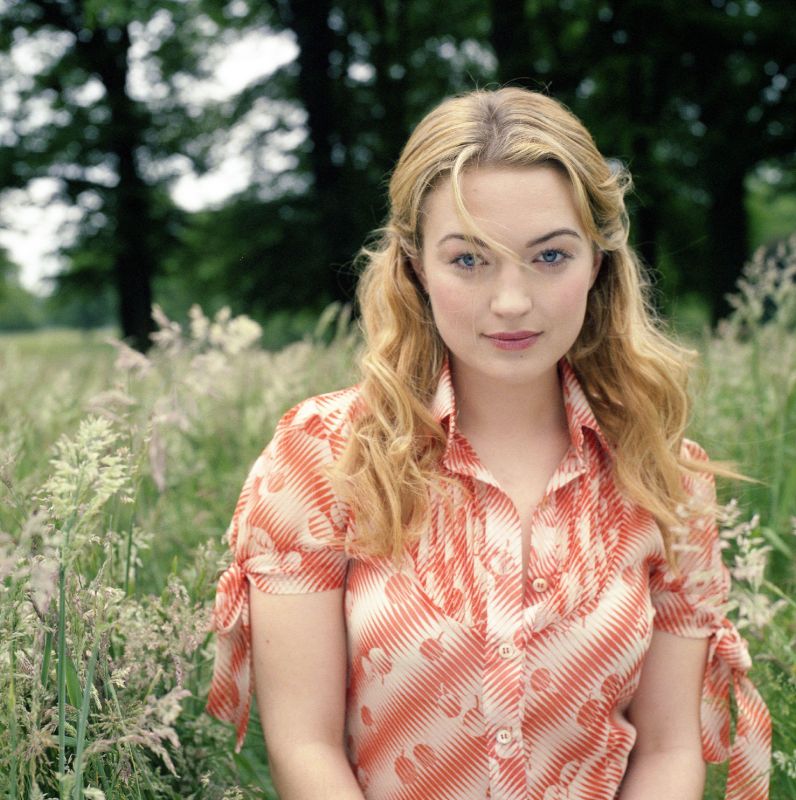 sophia myles red carpet