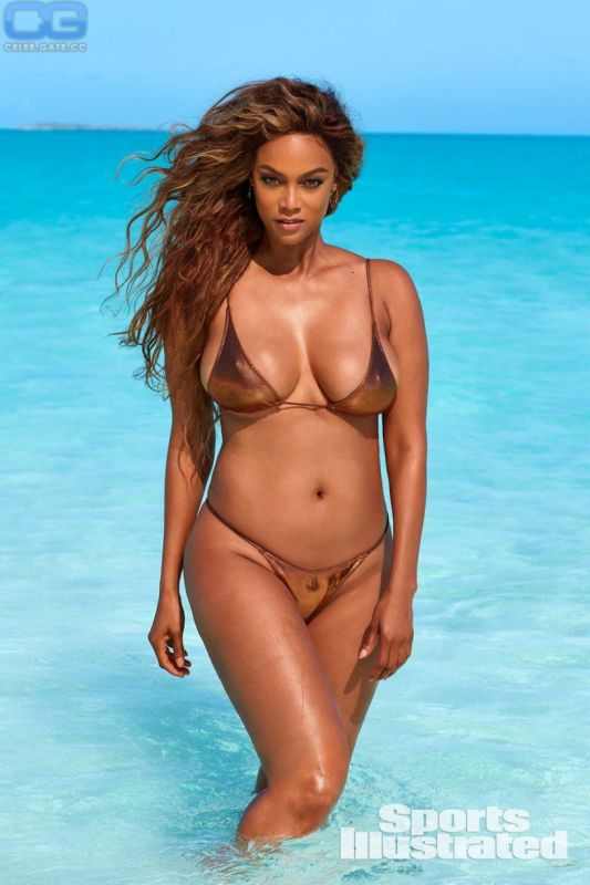 tyra banks mini skirt
