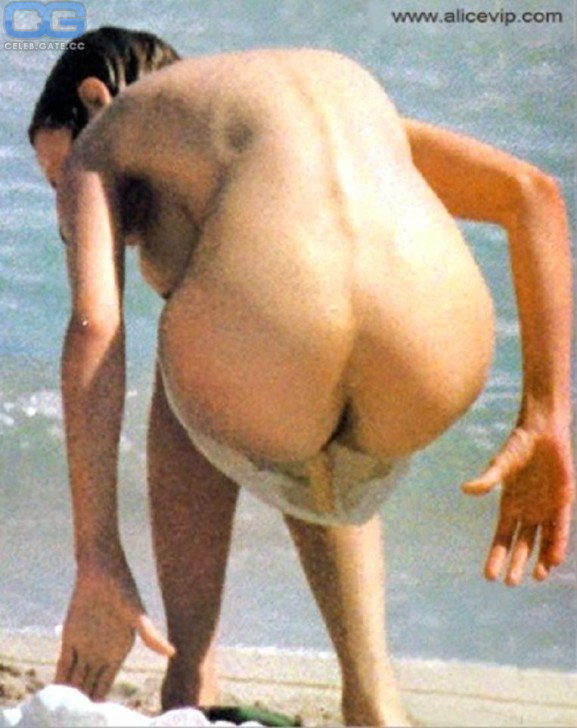 uma thurman topplesss